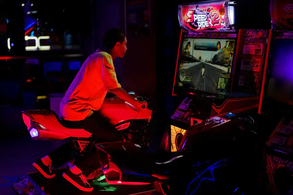 Four player cooperative arcade machine